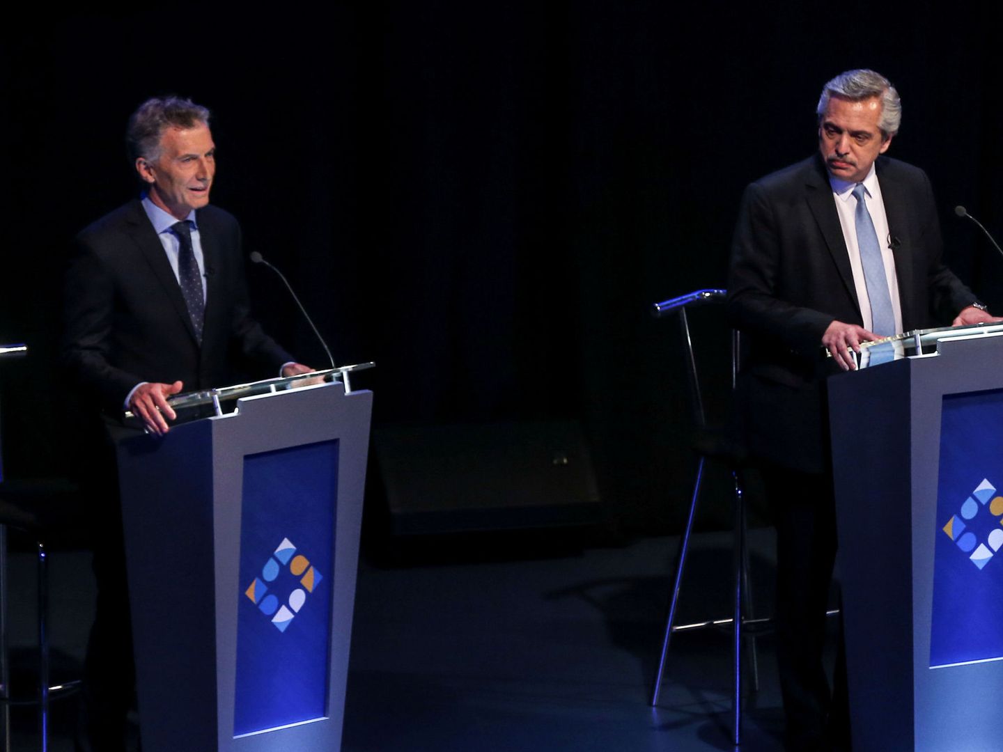 Macri y Fernández, en el debate electoral. (Reuters)