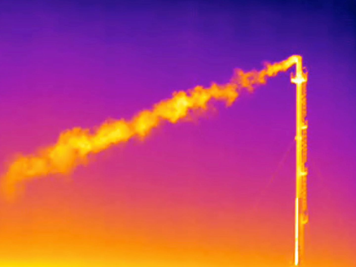Emisión de metano captada por una cámara infrarroja en Italia. (Reuters)
