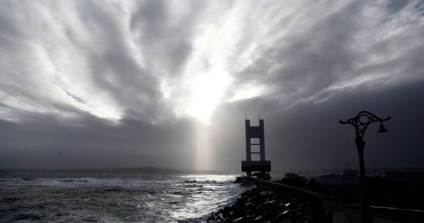 Foto: La torre de control marítimo de A Coruña, en alerta por la profunda borrasca Hugo. (EFE)