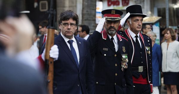 Foto: El presidente de la Generalitat de Cataluña, Carles Puigdemont, junto al 'major' de los Mossos d'Esquadra, Josep Lluís Trapero. (EFE)