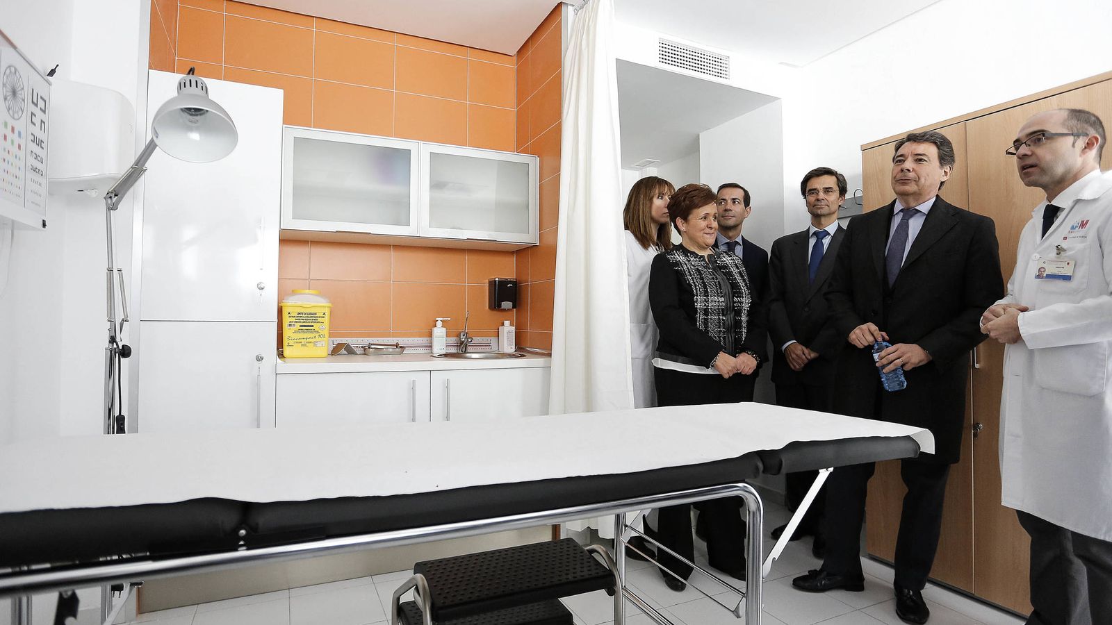 Foto: El ex presidente regional inaugurando el último centro de salud que se construyó en Madrid, el de Alpedrete en enero de 2015