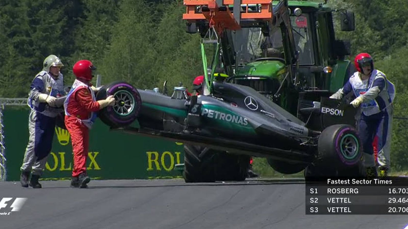 Foto: El Mercedes de Rosberg llevándoselo la grúa.