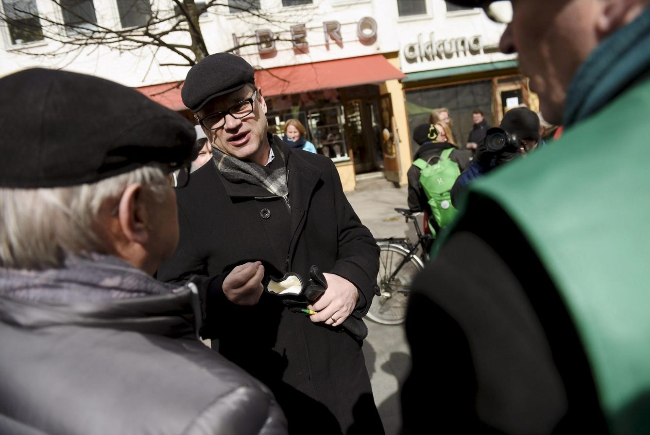 Foto: Juha Sipilä, líder del Partido de Centro, habla con votantes durante un acto de campaña en Helsinki (Reuters). 