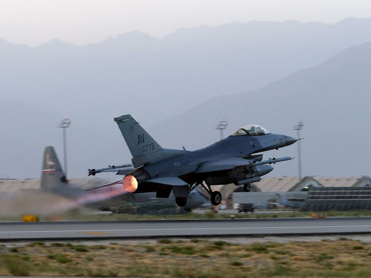 Foto: Un Air Force F-16 Fighting Falcon despegando del aérodromo de Bagram en 2017. (Reuters)