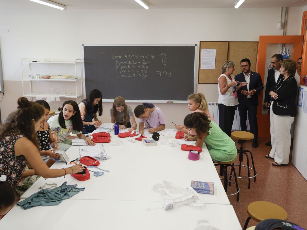 Foto: El presidente de la Generalitat, Pere Aragonès, visita un aula de un colegio de Barcelona. (EFE/Quique García)