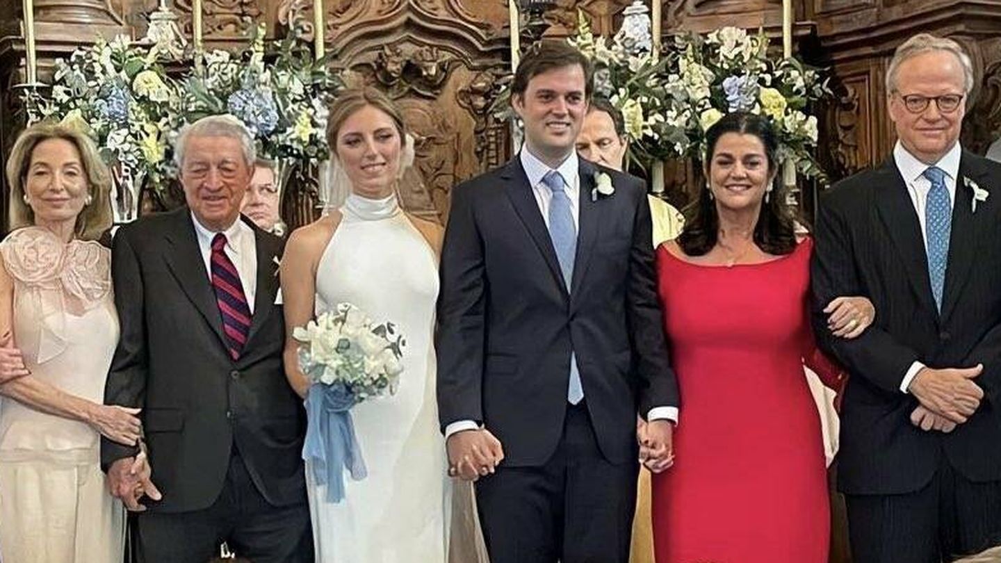Alessandra y Alberto Pedro, recién casados, con sus familiares. (Redes)