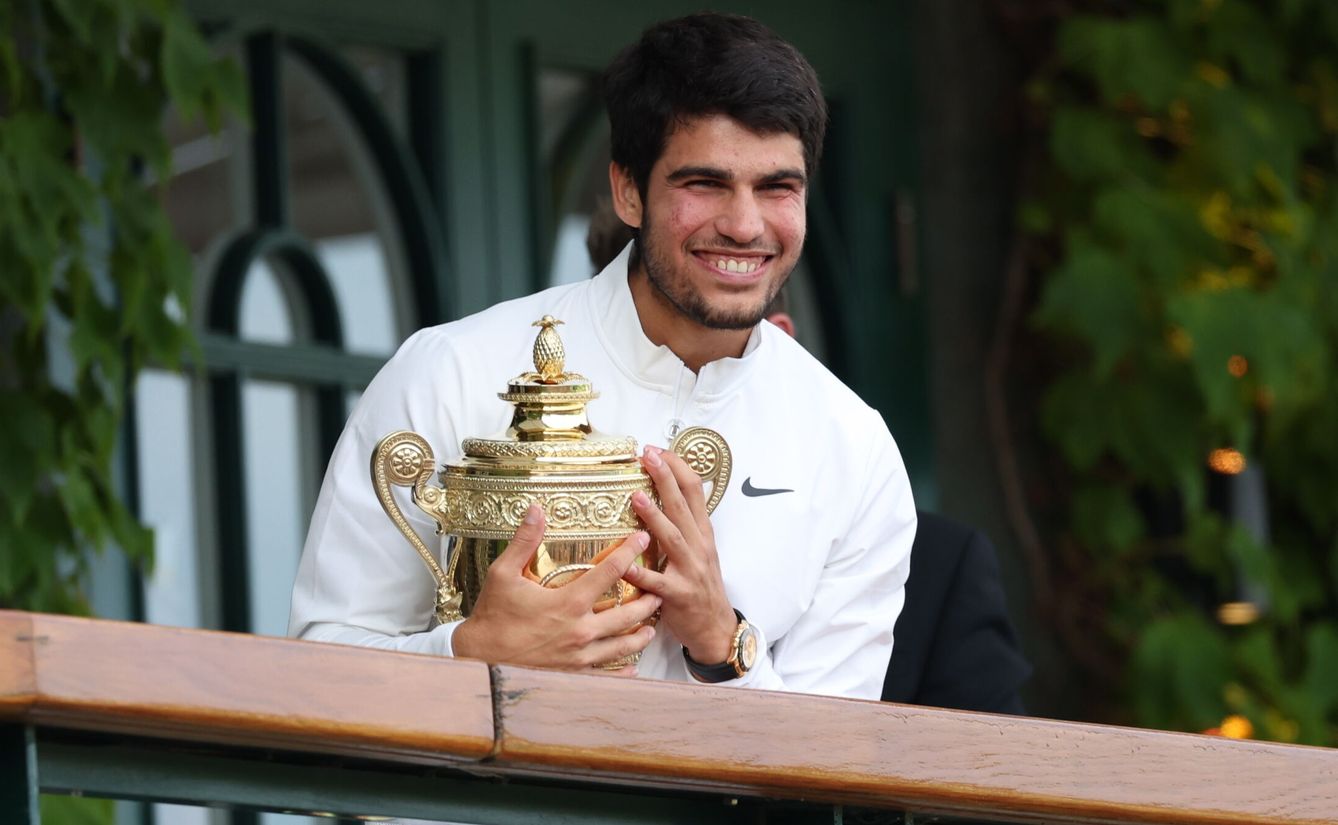 Carlos Alcaraz posa con el trofeo de Wimbledon 2023 (EFE/EPA/ISABEL INFANTES).