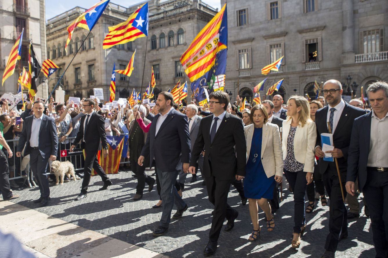 Carles Puigdemont, Carme Forcadell y  Oriol Junqueras participan en una movilización apoyada por el presidente catalán que ha recibido a los alcaldes en el Palau de la Generalitat. (EFE)