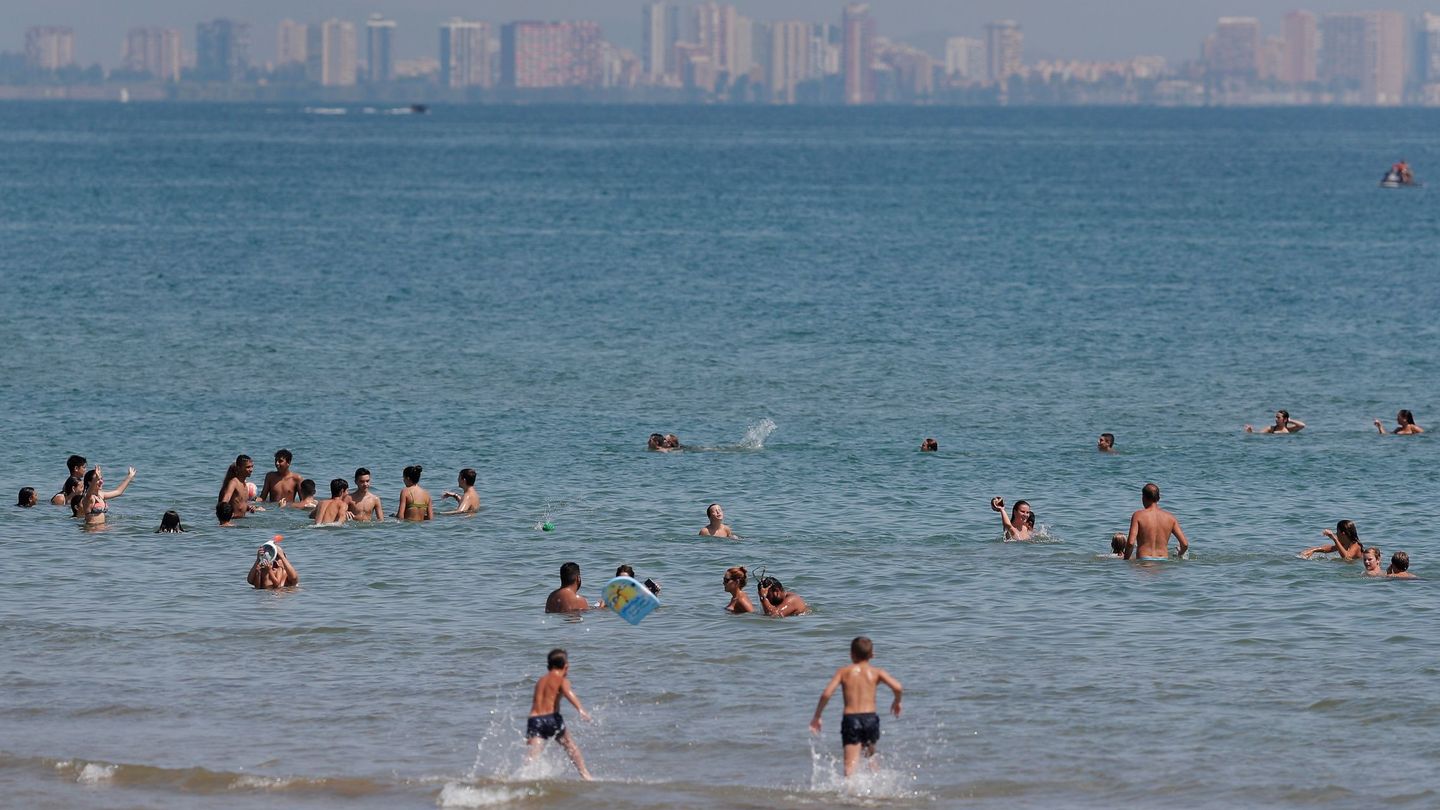 Un gran número de personas disfruta del buen tiempo y de las altas temperaturas en la playa de la Malvarrosa (EFE)