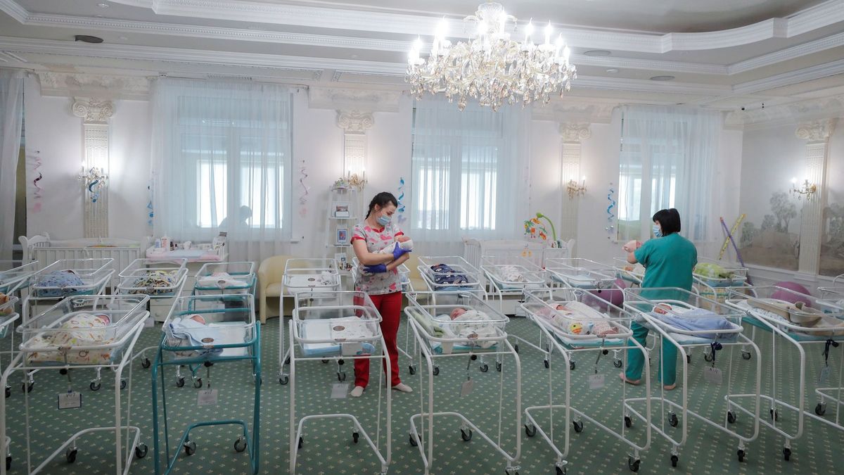Decenas de bebés subrogados, en el limbo por la guerra de Ucrania: al cuidado de enfermeras en un sótano de Kiev