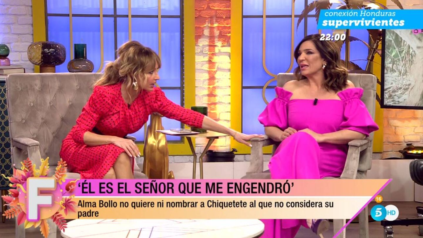 La presentadora Emma García junto a Raquel Bollo en 'Fiesta'. (Mediaset)