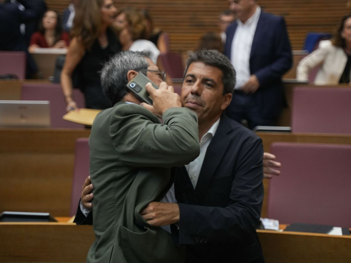 Foto: Vicente Barrera y Carlos Mazón se abrazan en las Cortes Valencianas, este jueves. (Jorge Gil/Europa Press) 