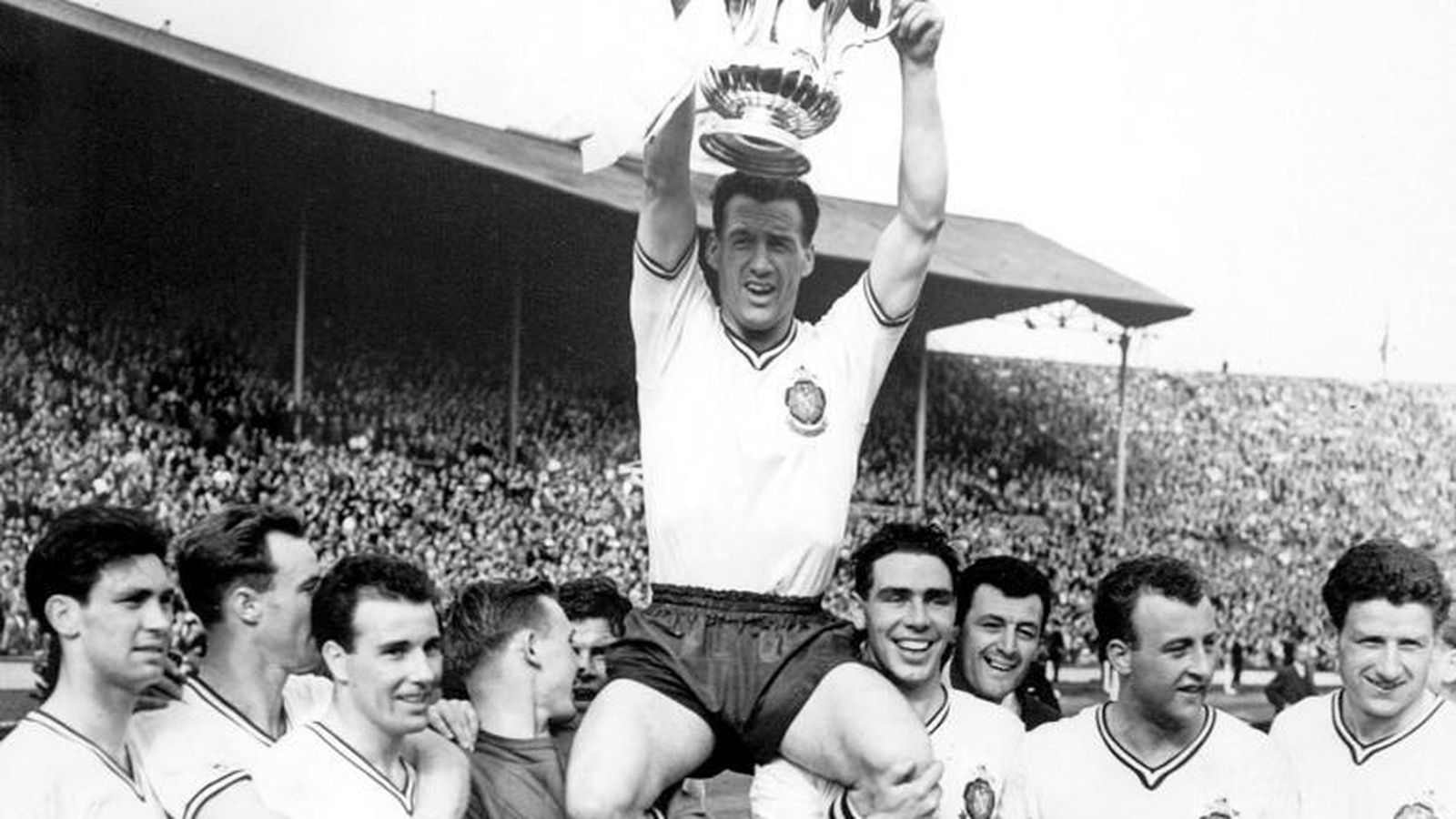 Foto: Nat Lofthouse levanta la FA Cup conseguida con el Bolton en 1958.