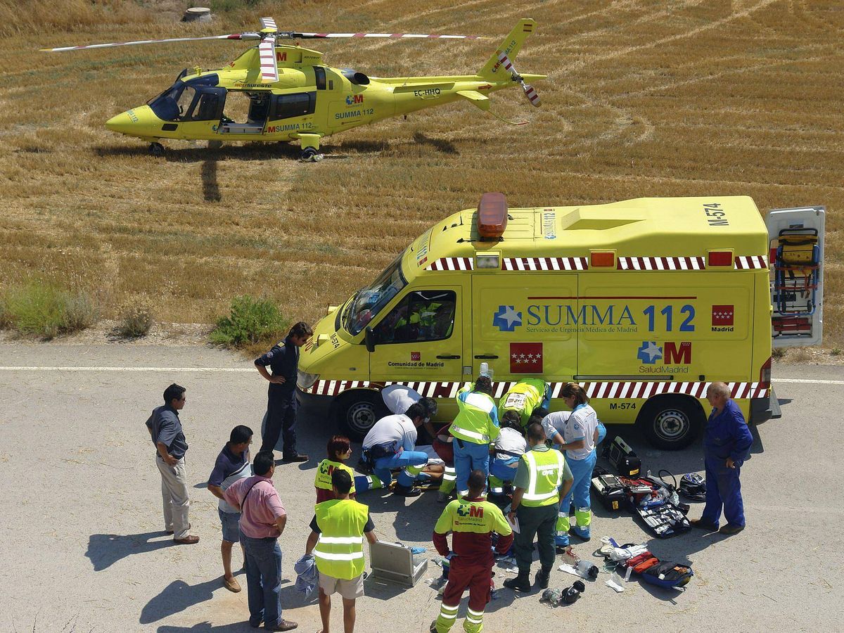Foto: Vista de un helicóptero y una ambulancia de SUMMA 112 (Madrid). (EFE)