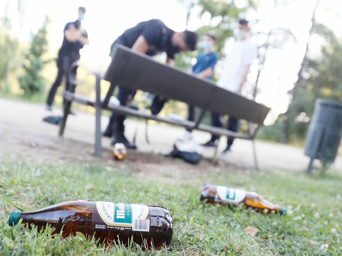 Jóvenes sorprendidos bebiendo alcohol en el Parque del Oeste de Madrid. (EFE/Mariscal)