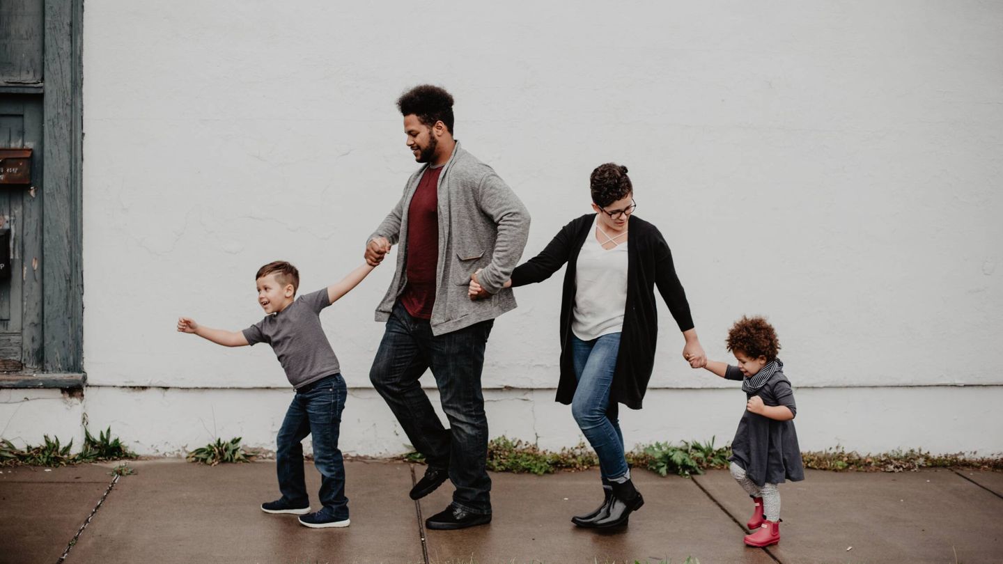 Una familia dando un paseo en un día lluvioso (Pexels/ Emma Bauso)