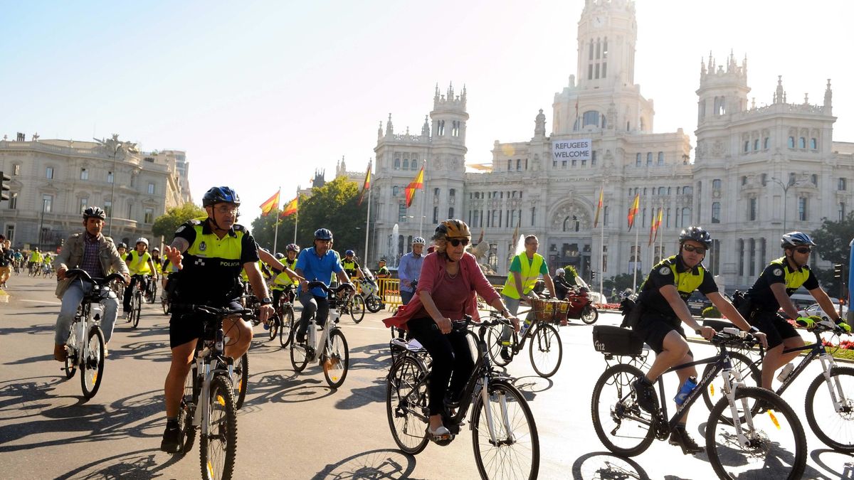Carmena triplicará los policías montados en bici para hacer un Cuerpo más ecológico