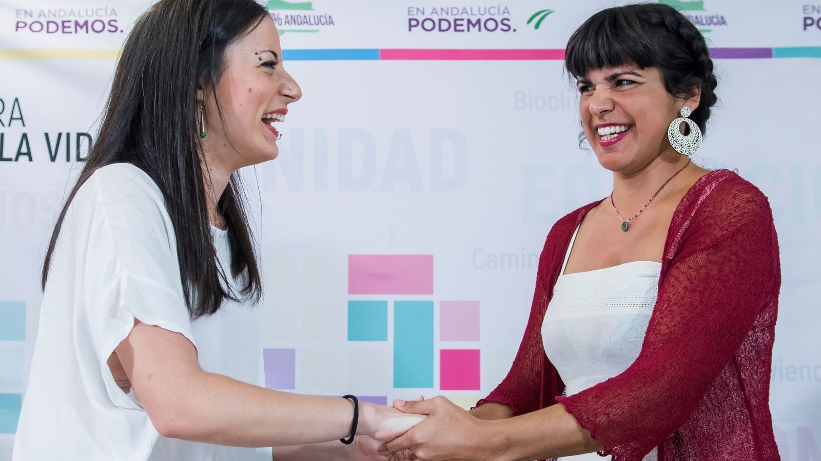 Foto: La coordinadora regional de Podemos, Teresa Rodríguez (d), y la diputada por Huelva en el Congreso, Isabel Franco. (EFE)