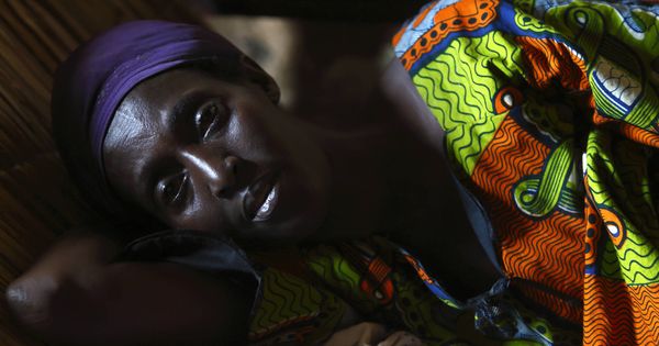 Foto: Una paciente de malaria, entre otras enfermedades, fotografiada en Bujumbura, Burundi (Darrin Zammit / Reuters)