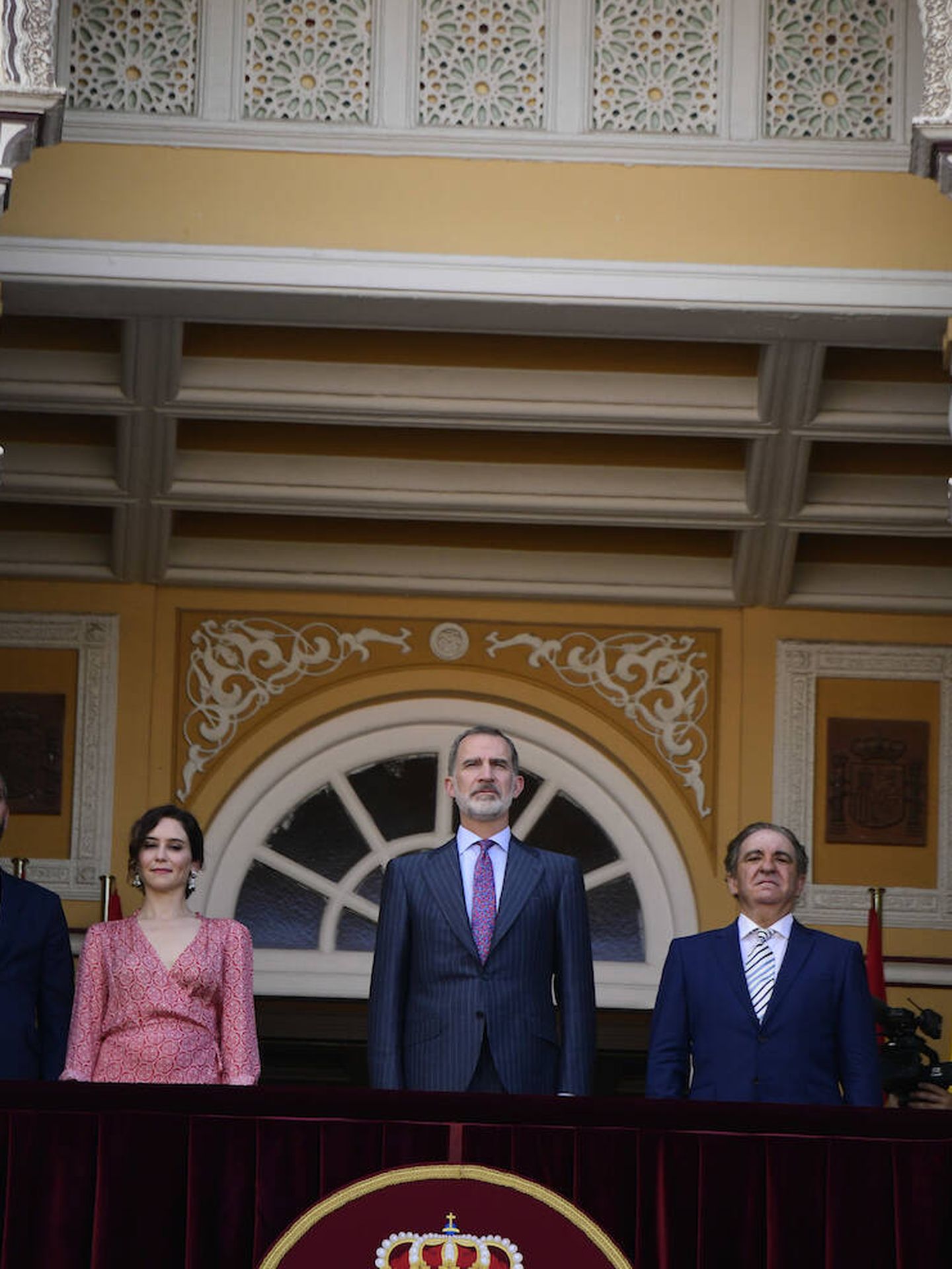 Isabel Díaz Ayuso, el rey Felipe y Antonio Bañuelos, en el palco real. (Limited Pictures)