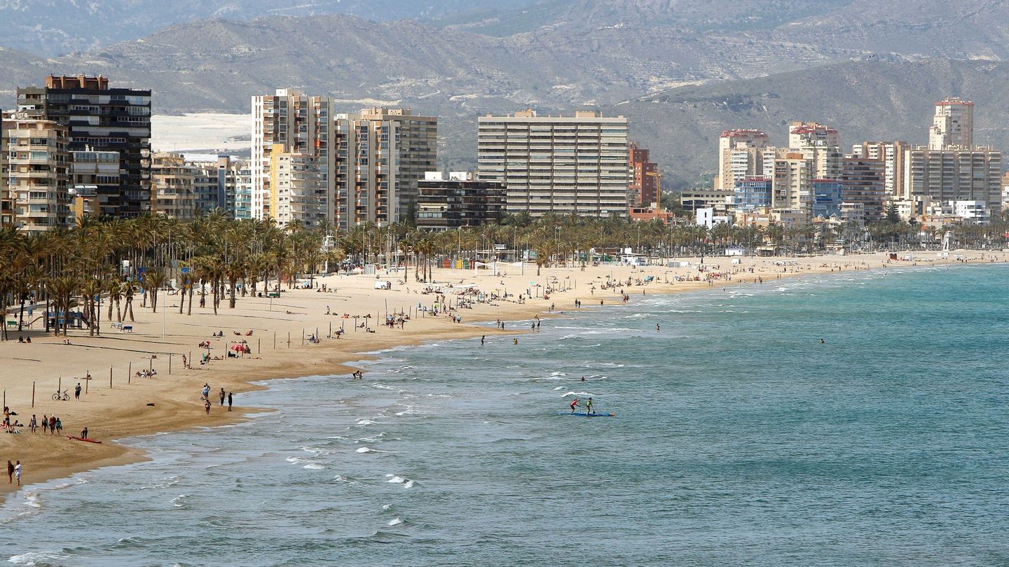 Vista de la playa de San Juan de Alicante. (EFE/Morell)