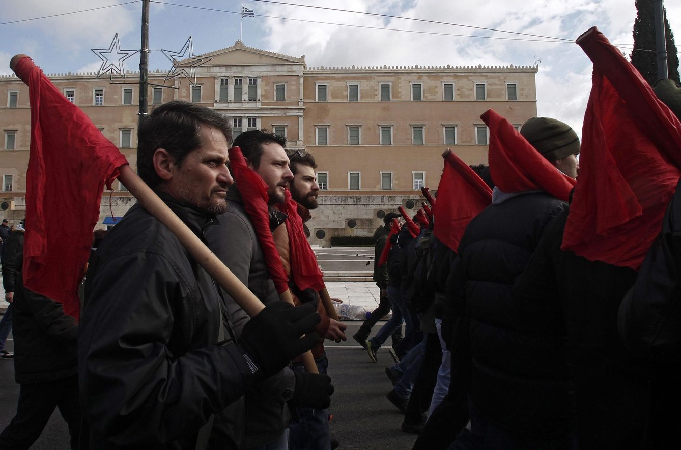Manifestación en Atenas contra las reformas en seguridad social decretadas por Syriza. (EFE)