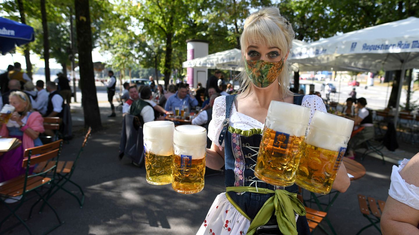 Una camarera en Múnich este septiembre. (Reuters)