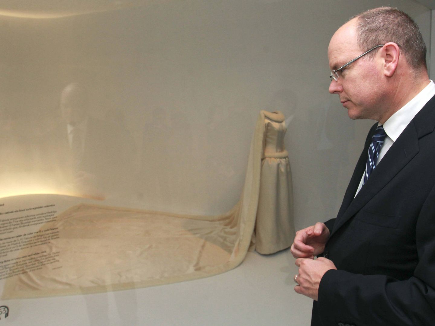 El príncipe Alberto de Mónaco, en la muestra sobre Balenciaga ante el vestido de novia de Fabiola. (EFE)