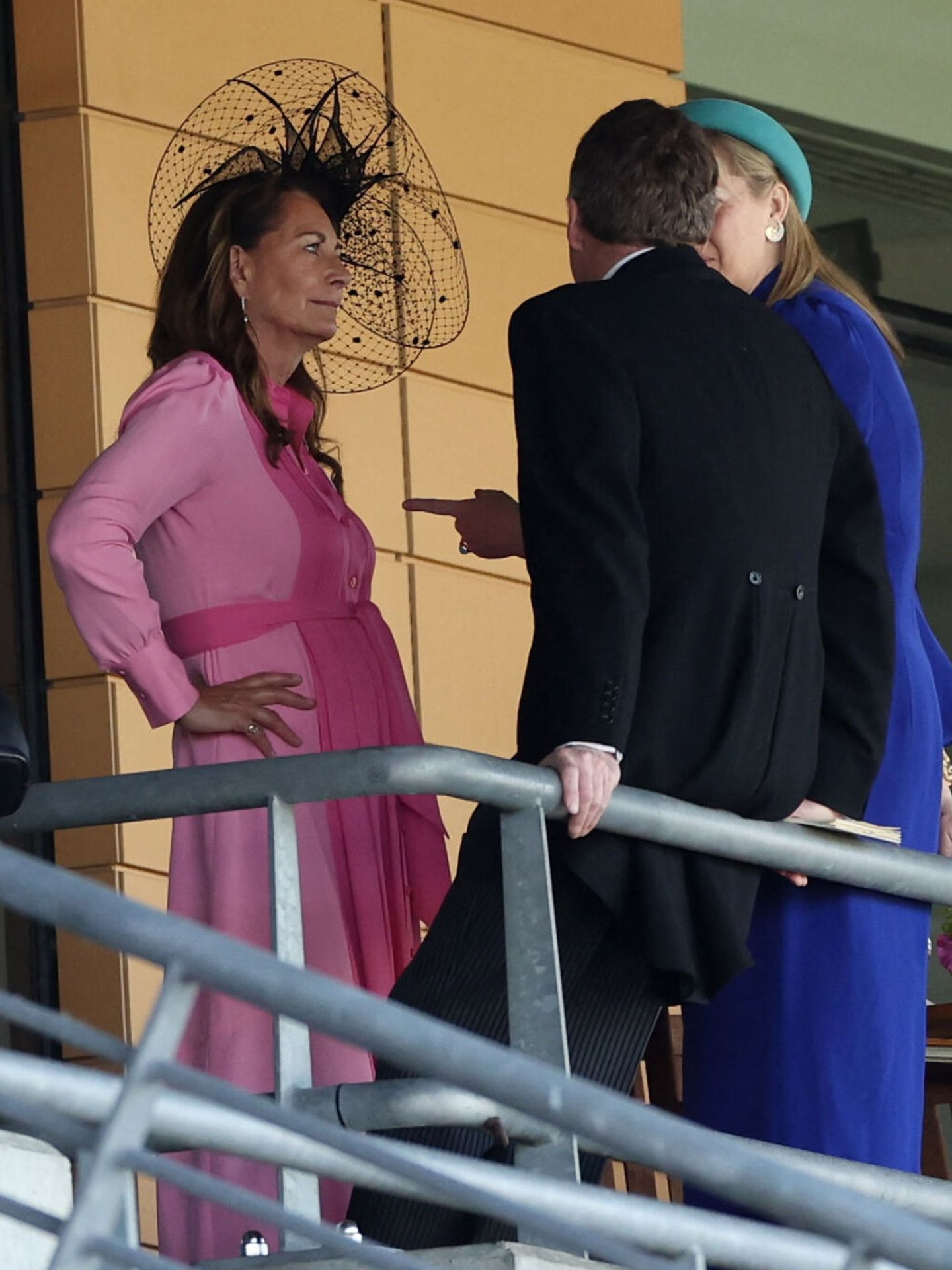 Carole Middleton, con el mismo vestido de su hija. (Reuters)