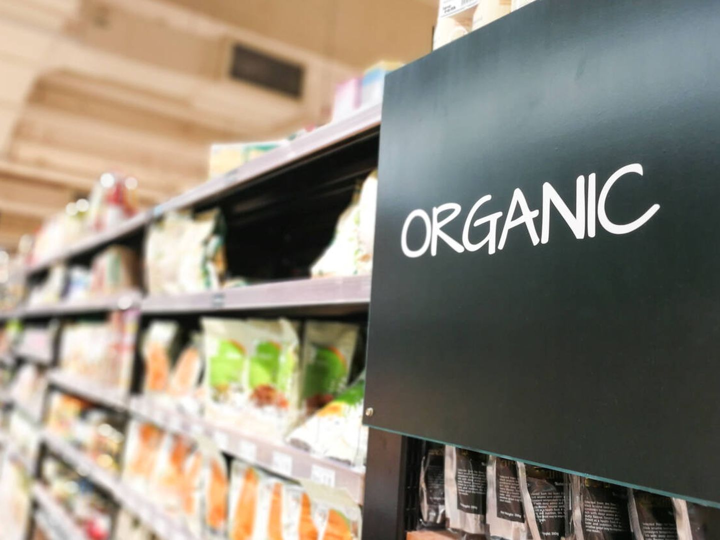 La mayoría de los supermercados ya cuentan con secciones para los productos ecológicos. (iStock)