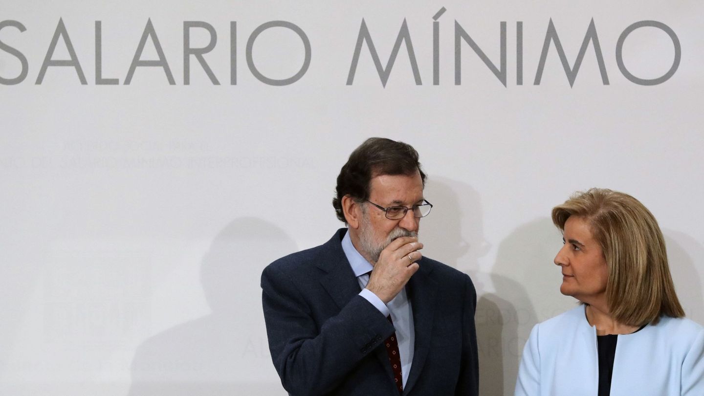 El presidente del Gobierno, Mariano Rajoy, y la ministra de Empleo y Seguridad Social, Fátima Báñez