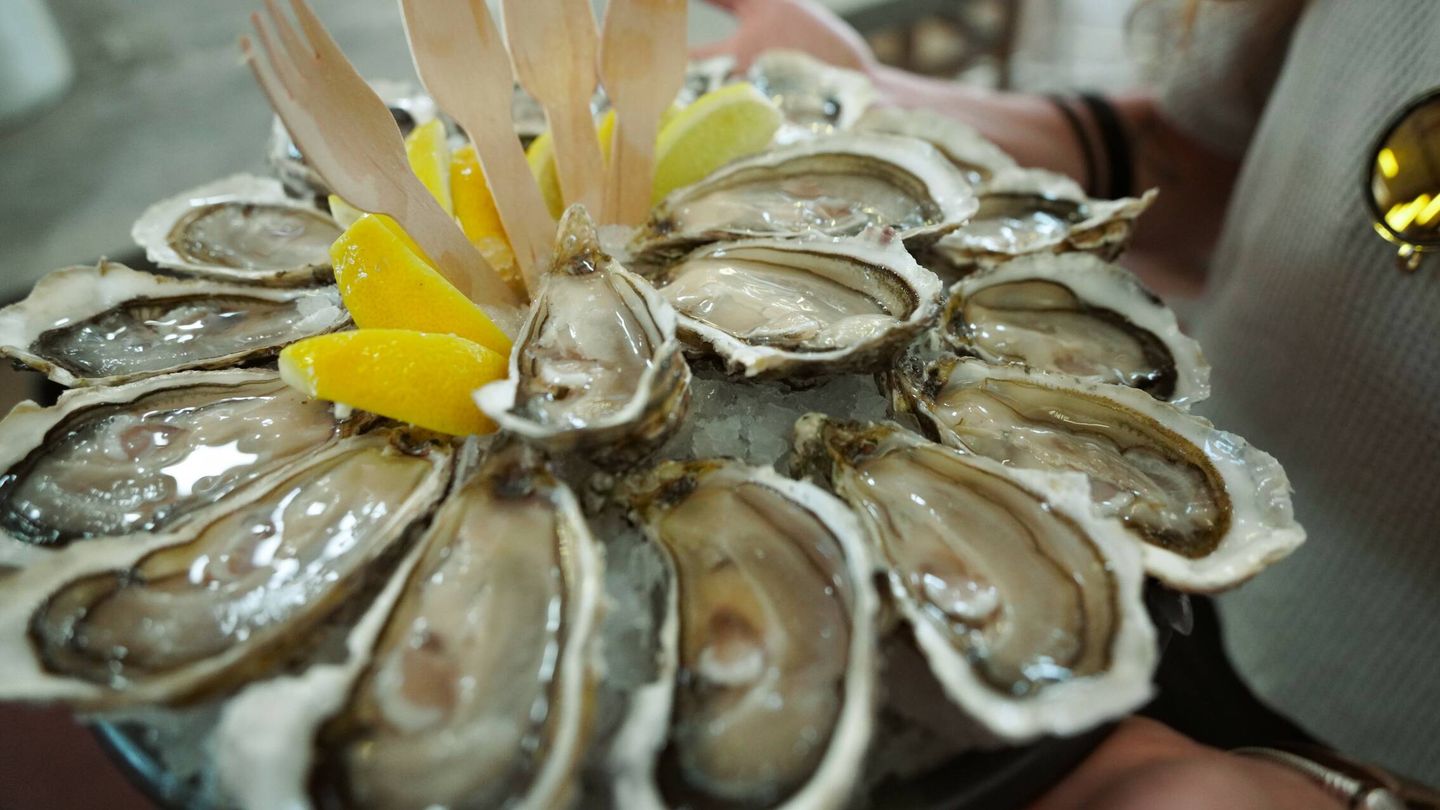 El mercado de Biarritz es parada obligatoria para probar ostras. (Ikusnahi)