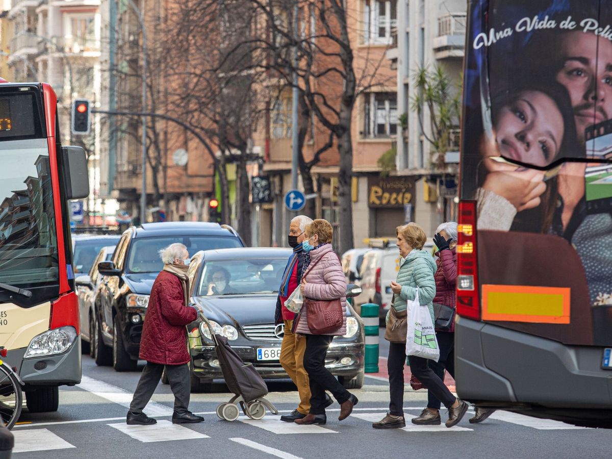 Foto: Viandantes cruzan una calle de Logroño con mascarillas, pese a que su uso en exteriores no es obligatorio. (EFE/ Raquel Manzanares)