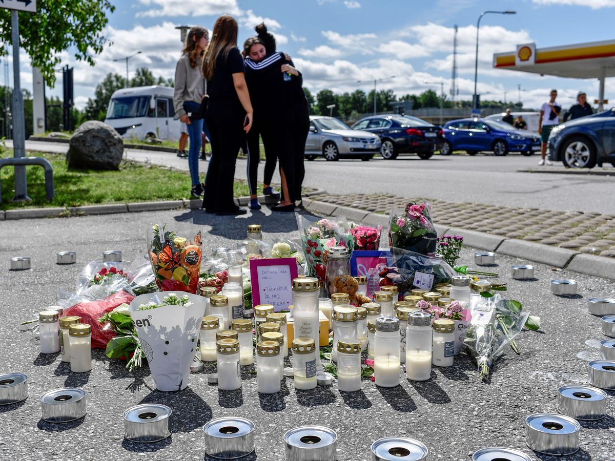 Foto: Flores y velas para rendir homenaje a Adriana, una niña de 12 años asesinada en Estocolmo. (Reuters)