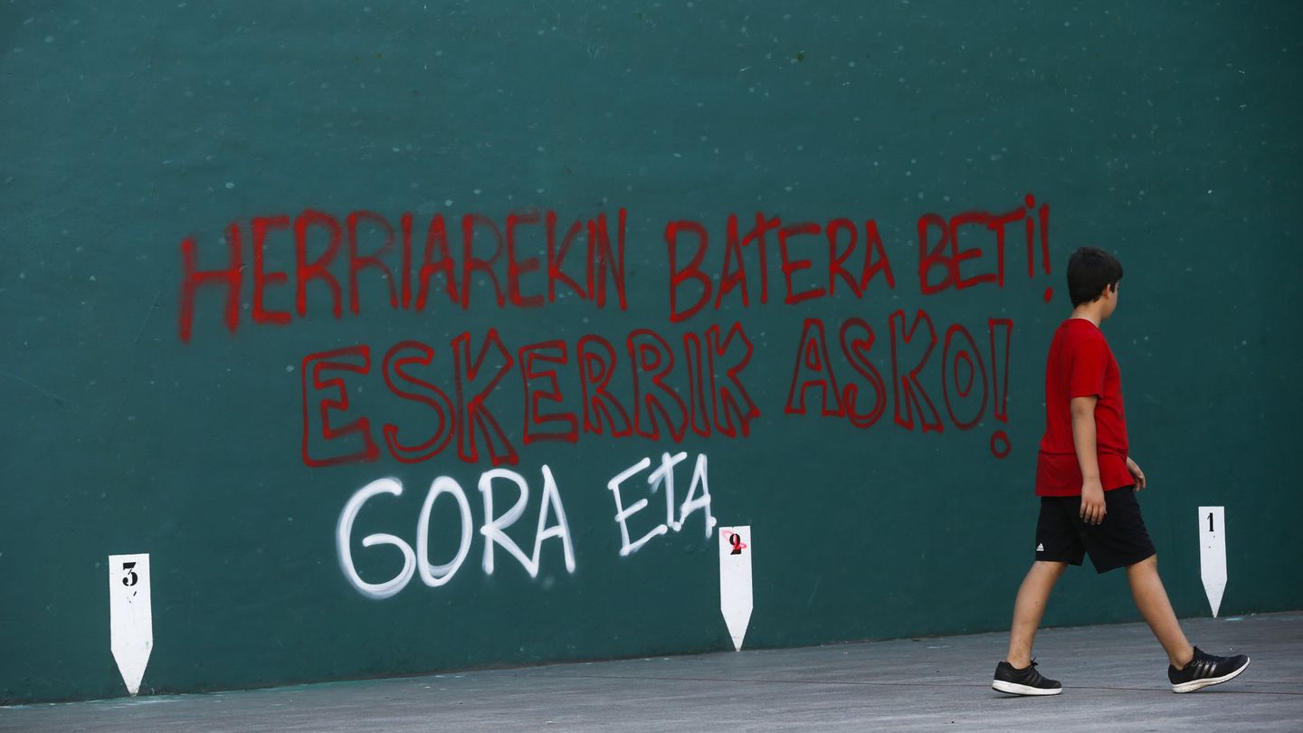 Pintada reciente en el frontón de Hernani (Guipúzcoa) en favor de ETA. (EFE)