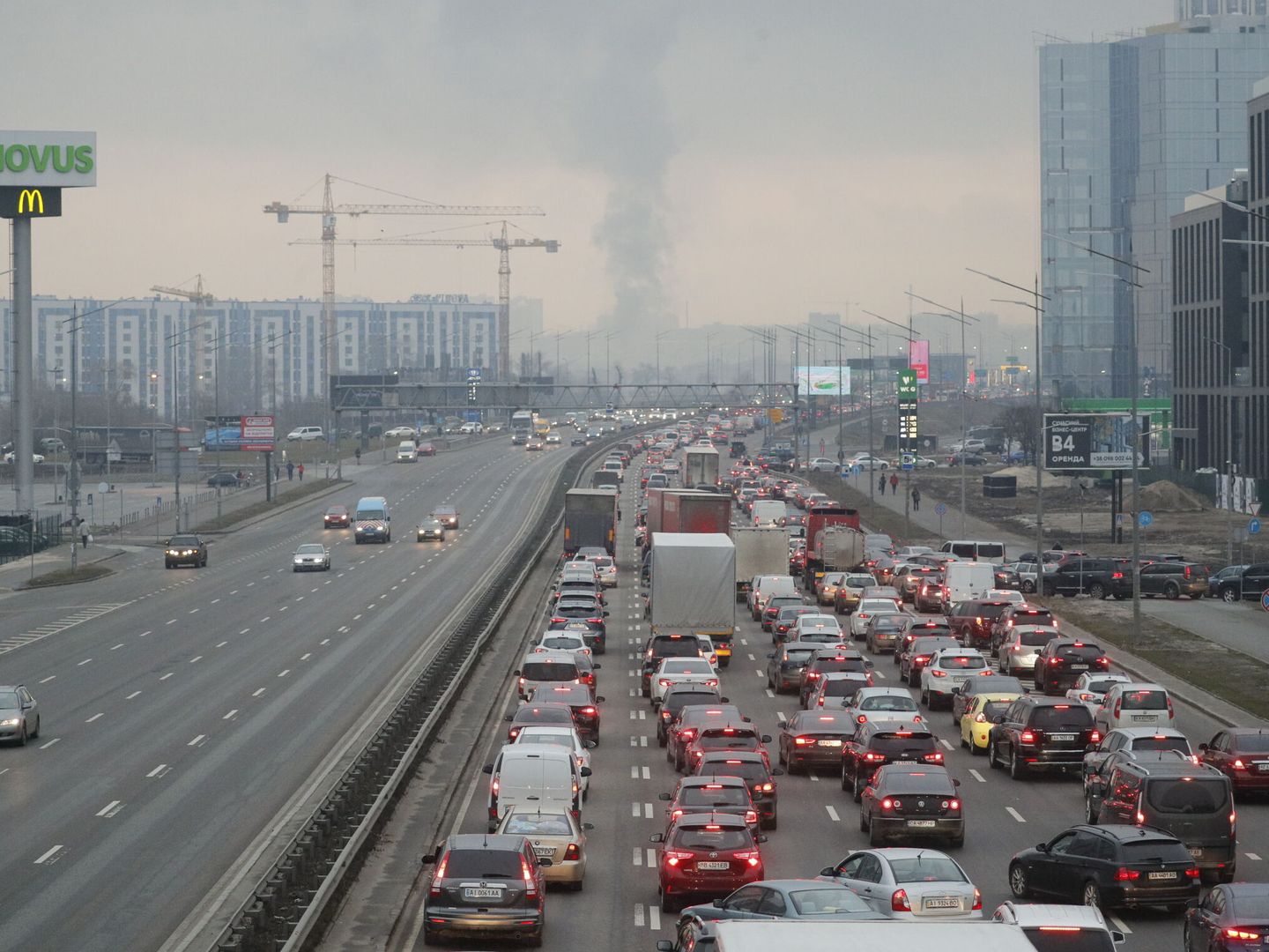 Gran atasco a la salida de la ciudad de Kiev, la tarde del jueves. (EFE/ Sergey Dolzhenko)
