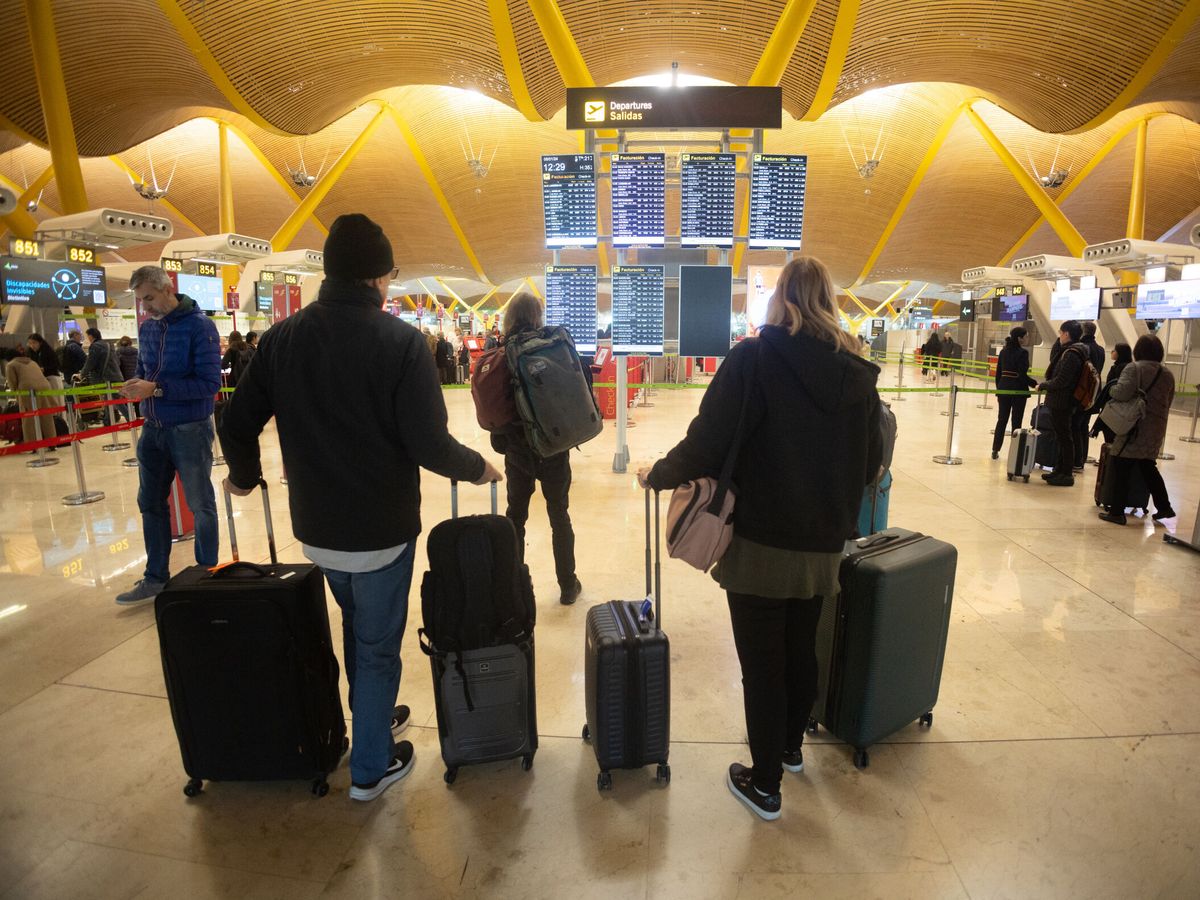 Foto: ¿Cambian las medidas de la maleta de mano en los aviones? Esto es lo que quiere hacer el Parlamento Europeo. (Eduardo Parra / Europa Press)