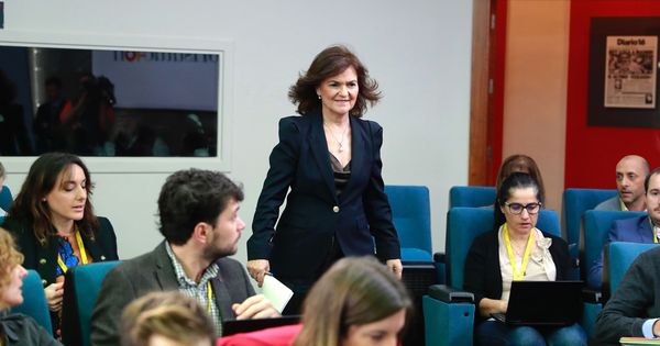 Foto: La vicepresidenta, Carmen Calvo, a su llegada este 30 de noviembre a la rueda de prensa en La Moncloa. (EFE)