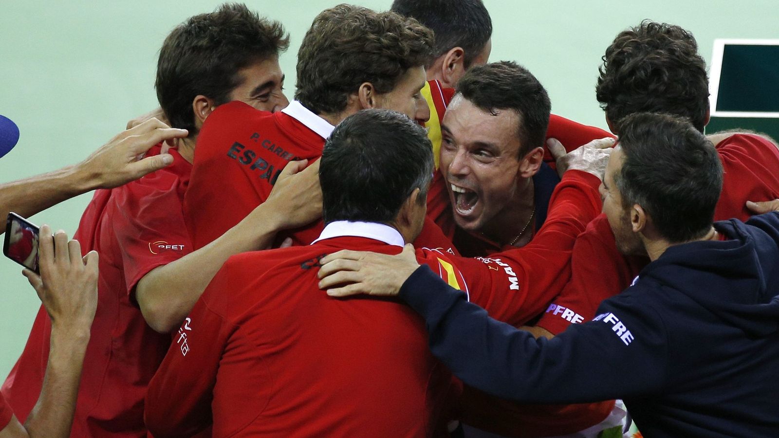 Foto: España celebra la victoria de Bautista (Reuters)