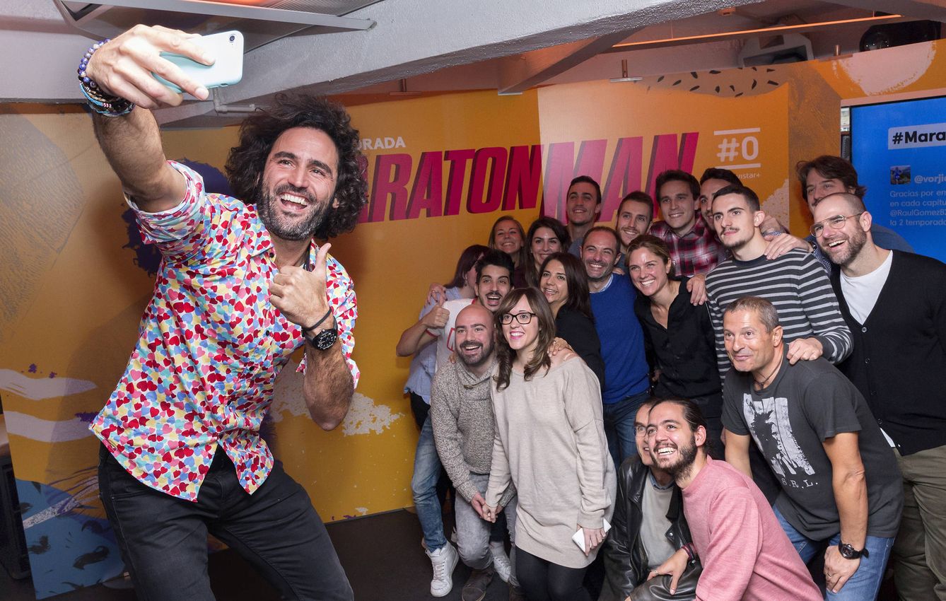 Raúl Gómez se hace un selfie con la periodistas televisivos en la presentación de 'Maraton Man' | #0