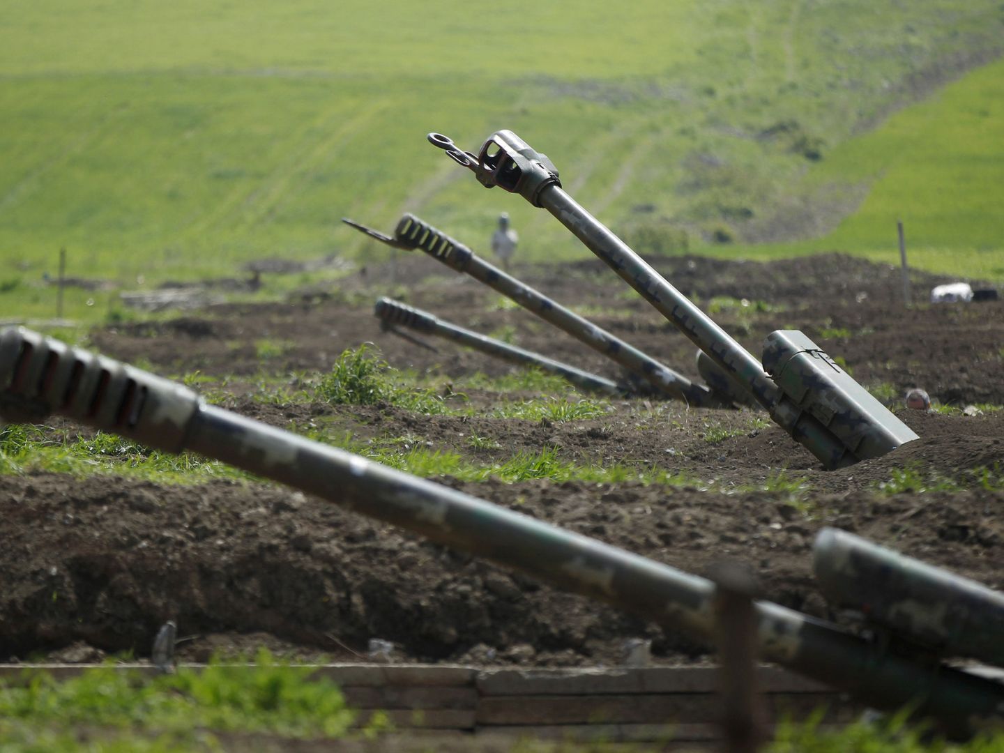 Artillería armenia en la frontera de Nagorno Karabaj. (Reuters)
