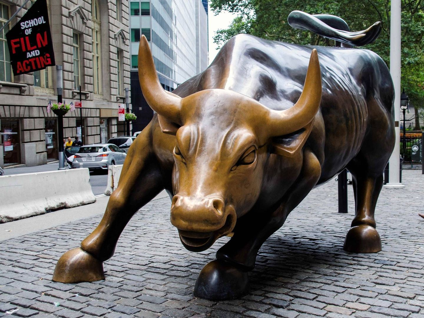 Estatua de un toro embistiendo frente a la Bolsa de Nueva York. (Pixabay)