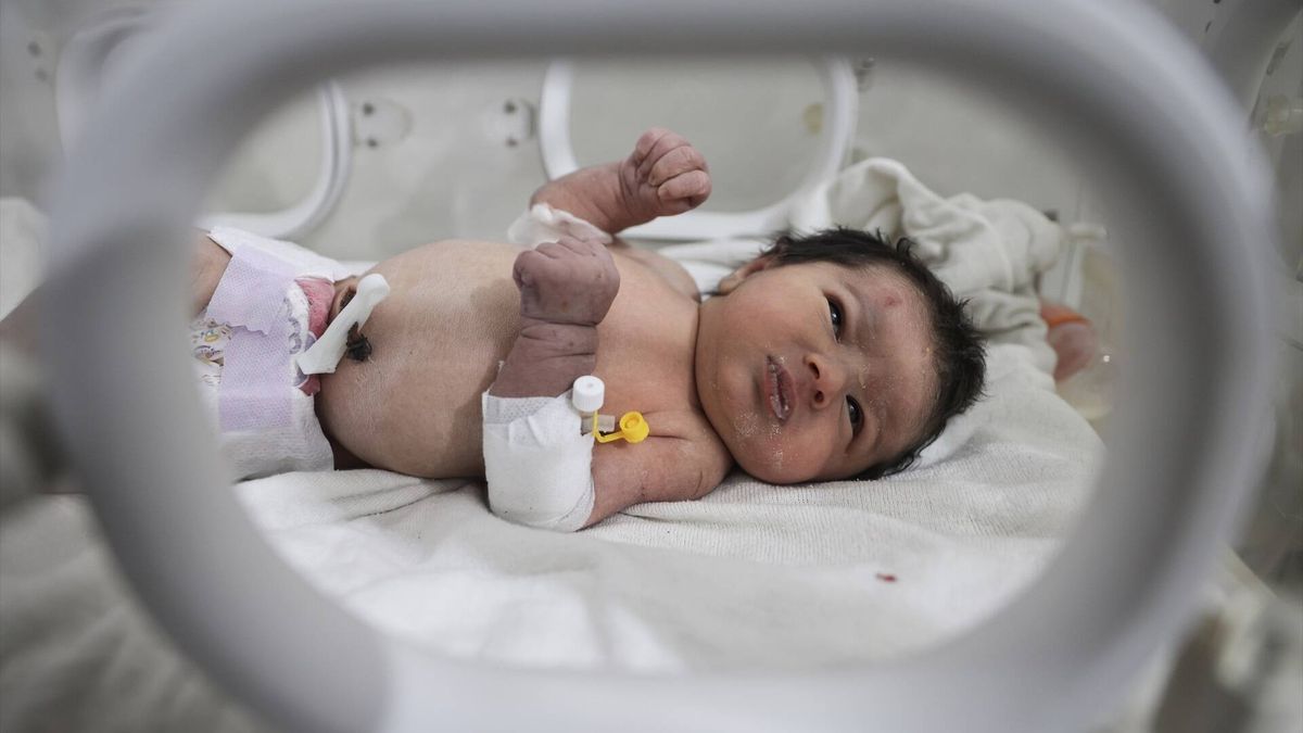Intentan secuestrar a Aya, la 'bebé milagro' nacida bajo las ruinas del terremoto en Siria 