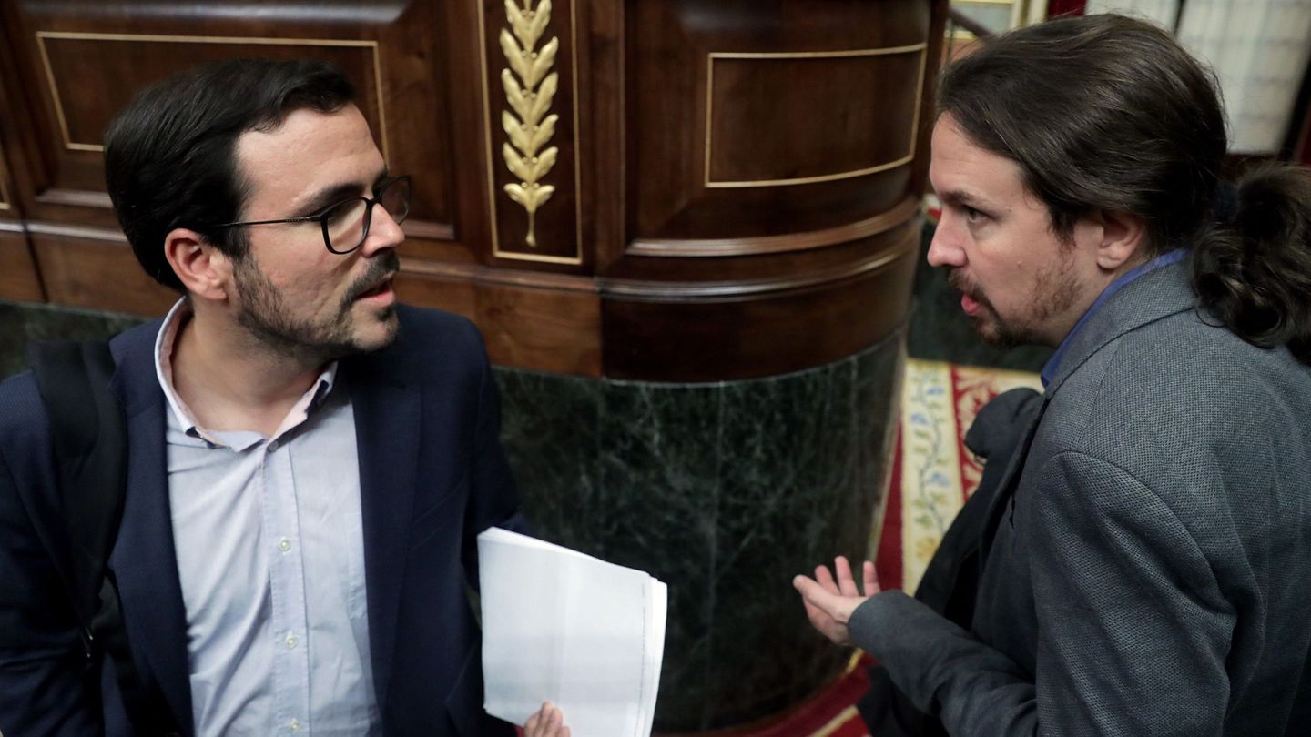 El secretario general de Podemos, Pablo Iglesias (d), conversa con el líder de IU, Alberto Garzón. (EFE)
