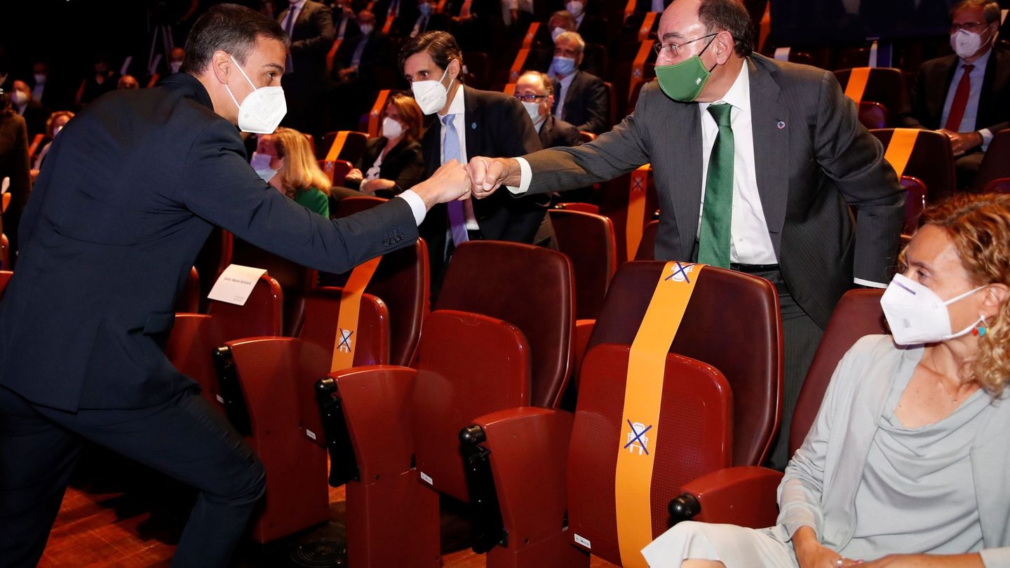 El presidente del Gobierno, Pedro Sánchez (i), saluda al presidente de Iberdrola, Ignacio Sánchez Galán. (EFE)