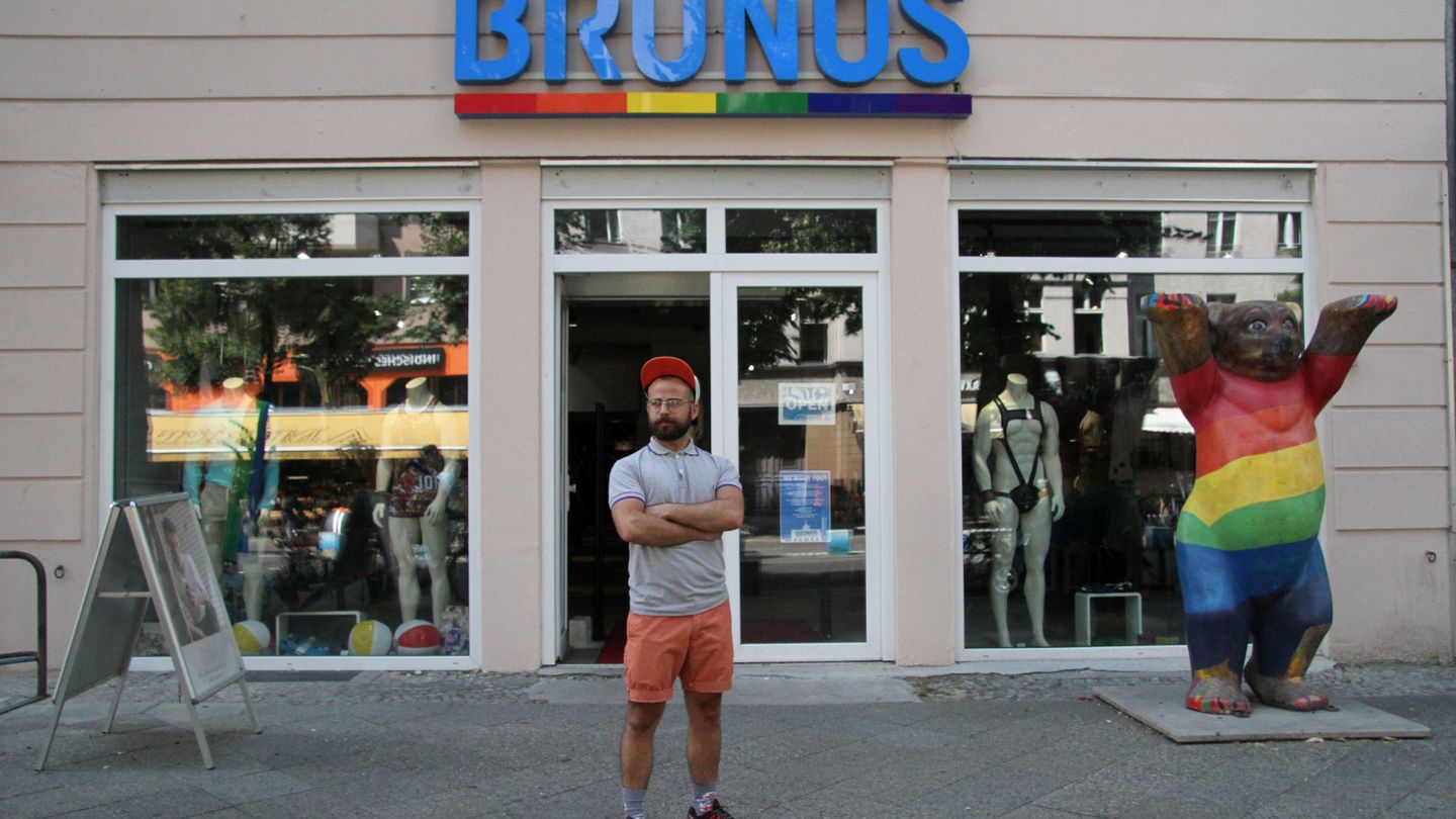 El inmigrante sirio Haidar Darwish frente a la tienda en la que trabaja en Berlín, en julio de 2018. (Reuters) 