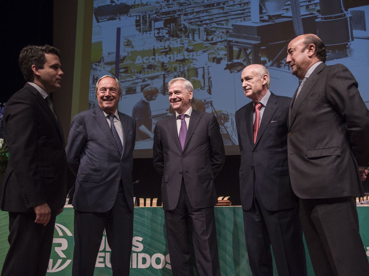 Foto: Pedro Abásolo, segundo por la derecha, en la junta de accionistas de Tubos Reunidos, en 2017. (EFE)