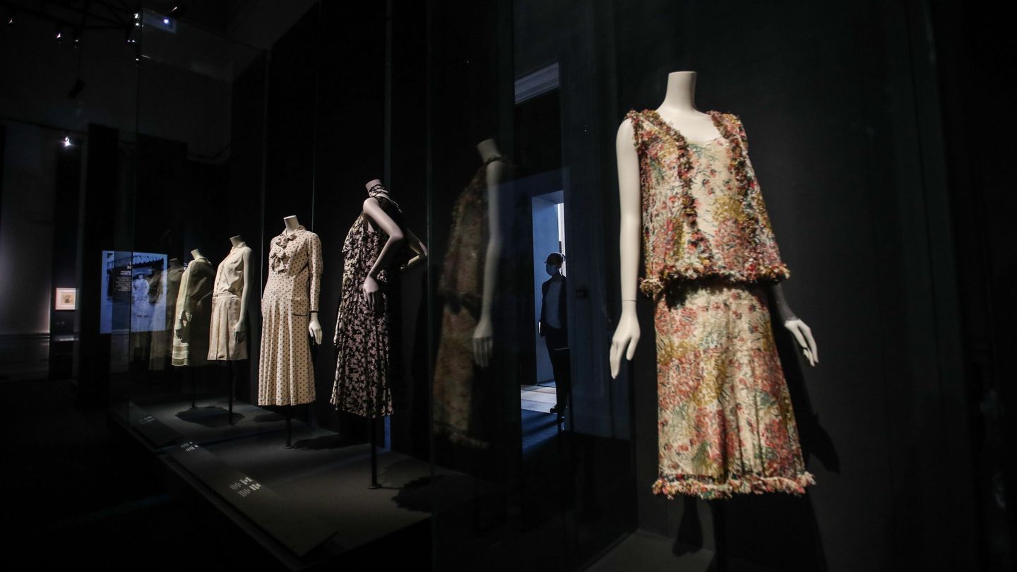 Creaciones de Gabrielle Chanel en la exposición del Galliera. (EFE)