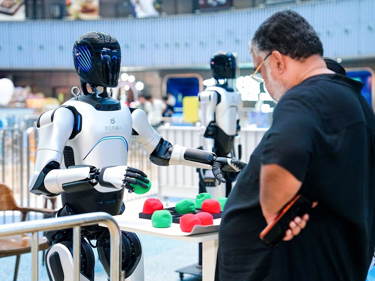 Un humanoide interactuando con un visitante. (Cortesía de Agibot/Chimelong)