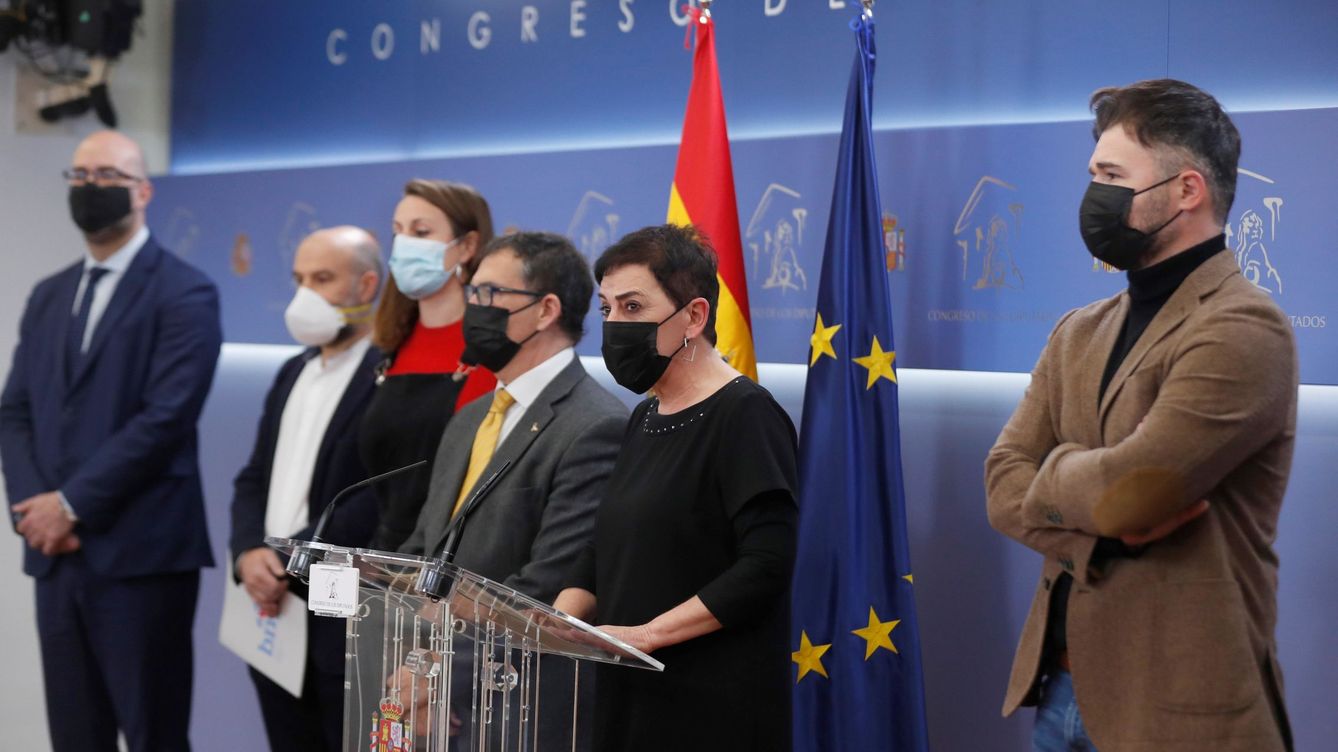Foto: Los congresistas de ERC, Gabriel Rufián (d), BNG, Néstor Rego (2i), la CUP, Mireia Vehí (3i), EH Bildu, Mertxe Aizpurua (2d) y Junts Per Catalunya, Genis Boadella (i) y Jaume Alonso-Cuevillas (4i).